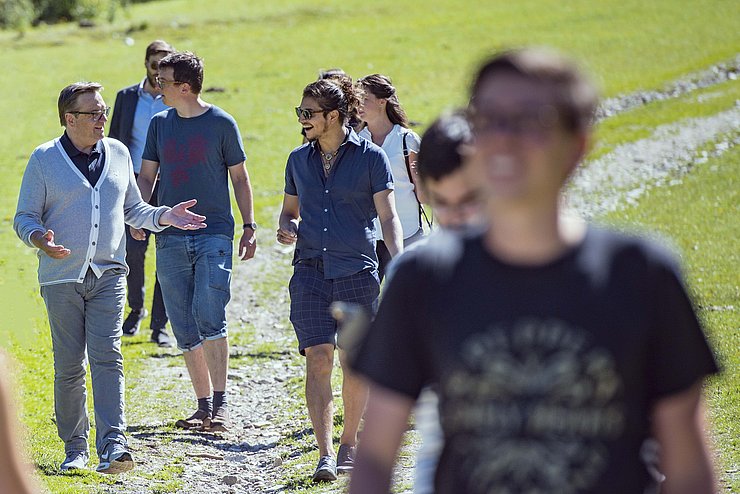 Nach dem Interview konnten die TeilnehmerInnen der Euregio-Akademie noch gemeinsam mit dem LH ein Stück auf dem Romedius Weg wandern.