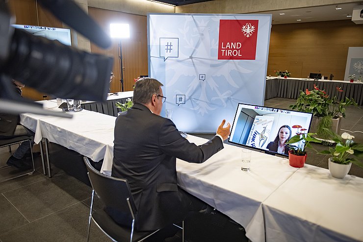 LH Platter beantwortete den SchülerInnen ihre Fragen via Videokonferenz.