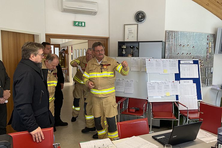 LH Günther Platter besuchte auch die Feuerwehrzentrale. 