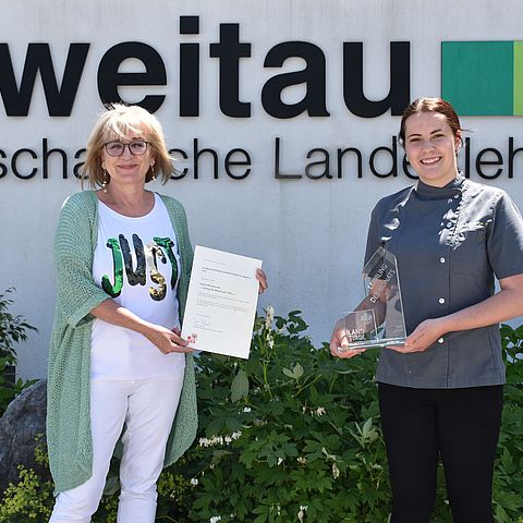 Bildungs- und Arbeitslandesrätin Beate Palfrader gratulierte Lehrling Verena Wurzenrainer persönlich in der LLA St. Johann.