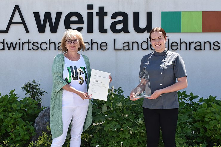 Bildungs- und Arbeitslandesrätin Beate Palfrader gratulierte Lehrling Verena Wurzenrainer persönlich in der LLA St. Johann.