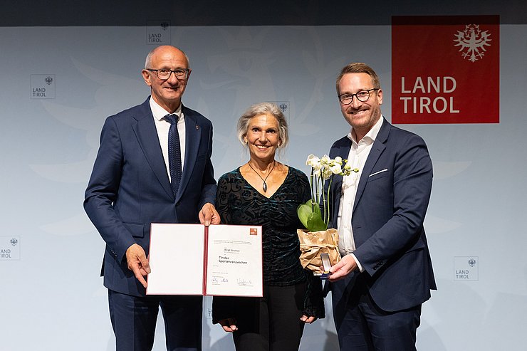 Verleihung Tiroler Sportehrenzeichen 2026, v. l. n. r. LH Anton Mattle, Birgit Brunner, 1. LHStv. Philip Wohlgemuth