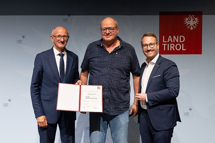 Verleihung Tiroler Sportehrenzeichen 2026, v. l. n. r. LH Anton Mattle, Christian Holzäpfel, 1. LHStv. Philip Wohlgemuth