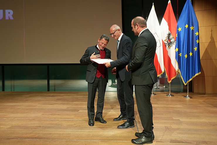 Der allseits aus Radio und Fernsehen bekannte Franz Posch wurde mit dem Volkskulturpreis 2025 gewürdigt, den ihm LH Anton Mattle gemeinsam mit LHStv Josef Geisler verlieh.