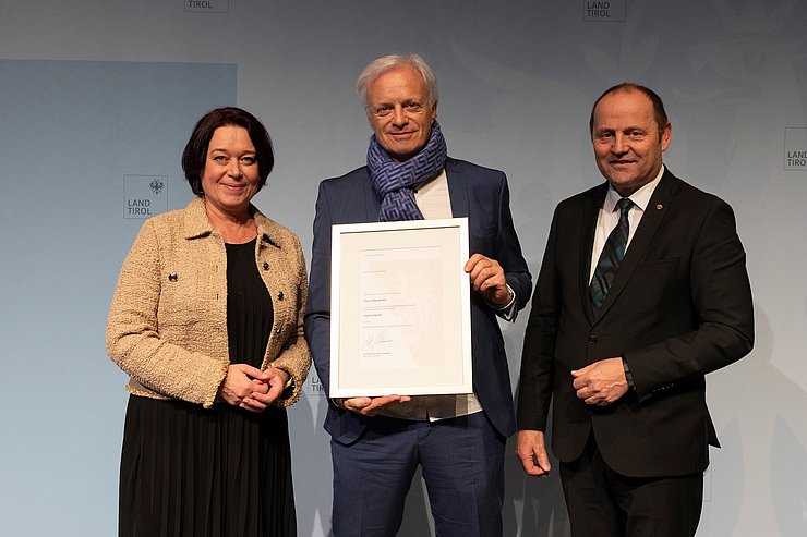 LTPin Ledl-Rossmann und LHStv Josef Geisler mit dem ausgezeichneten Regierungsrat Hannes Außerdorfer (Bezirkshauptmannschaft Lienz).