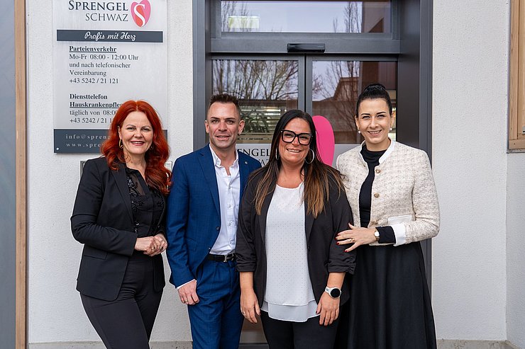 © Land Tirol/Neuner Trafen sich letzte Woche im Gesundheits- und Sozialsprengel Schwaz: LRin Cornelia Hagele, Lukas Figl (Sprengel-GF und Obmann ARGE „Mobile Pflege Tirol“), Daniela Klocker (Pflegedienstleitung Sprengel Schwaz) und Victoria Weber (Bürgermeisterin von Schwaz).