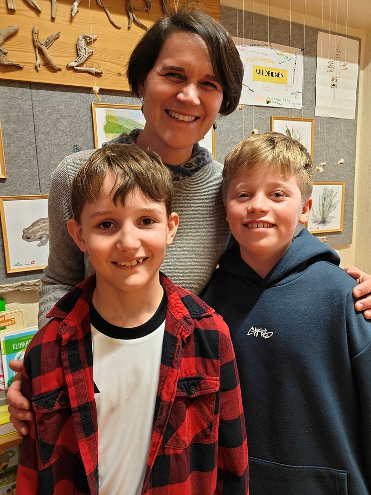 © Land Tirol Lehrerin mit beiden Schülern.