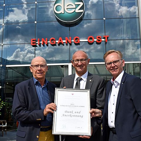 von links: DEZ-Inhaber und GF Hannes Hess, LR Anton Mattle, Center Manager und Prokurist Helmut Larch.