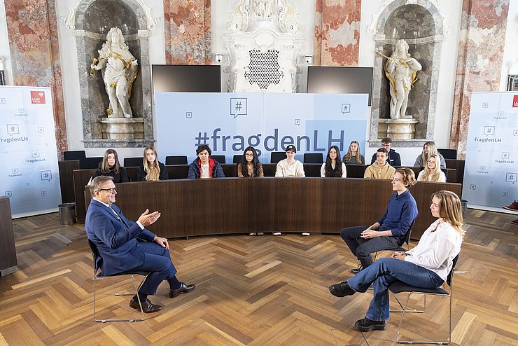 Die SchülerInnen der 6G des des Meinhardinums Stams sitzen mit LH Platter im Landtagssitzungssaal