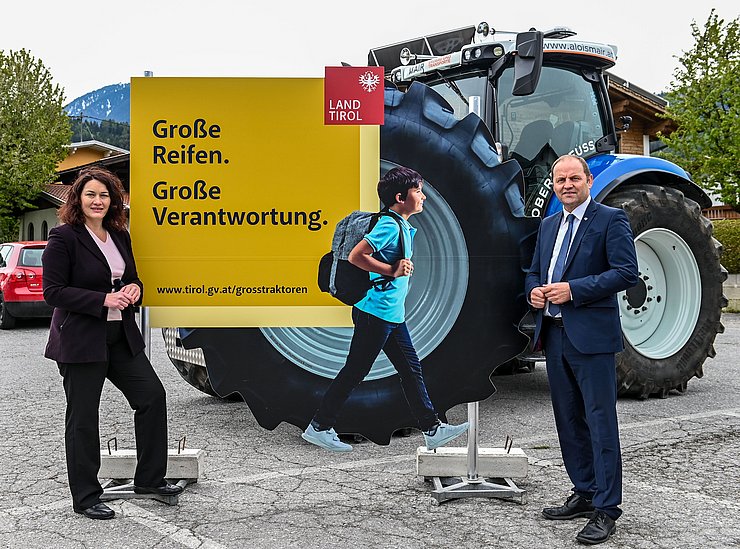 elipe und Geisler vor Traktor