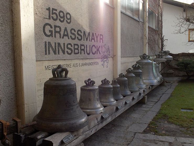 Glocken vor dem "Glockenmuseum Grassmayr" in "Innsbruck"
