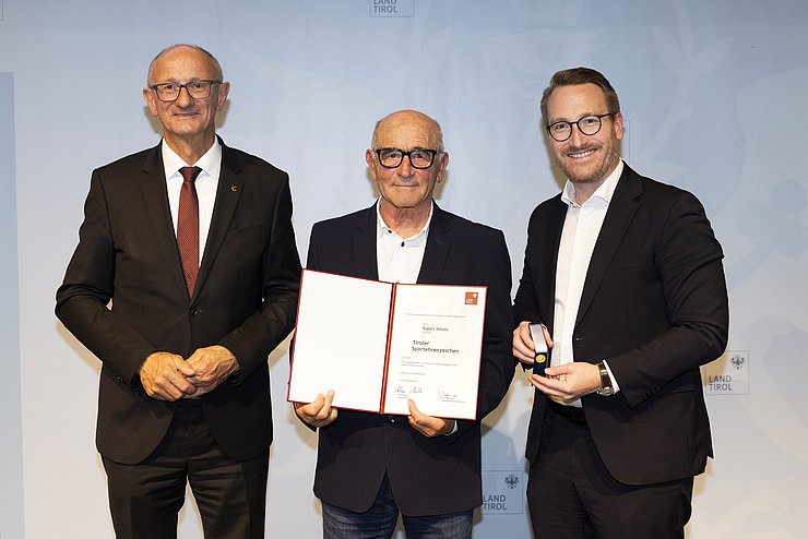 © Land Tirol/W9 Mario Webhofer v.l.n.r.: LH Anton Mattle, Rupert Nikolic, 1.LH-Stv. Philip Wohlgemuth