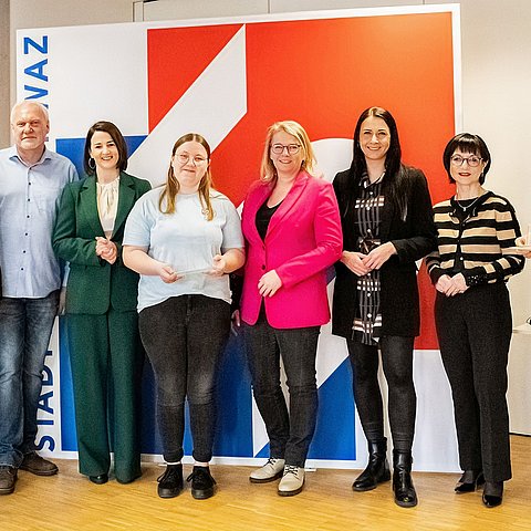 V. li. Martin Wetscher (Vizepräsident Wirtschaftskammer Tirol), Peter Huber (Lehrlingsausbilder Stadtwerke Schwaz), Arbeits- und Jugendlandesrätin Astrid Mair, „Lehrling des Monats April 2023“ Daniela Rissbacher, Marion Wex (Bgm Buch), Victoria Weber (Bgm Schwaz), Verena Steinlechner-Graziadei (Vizepräsidentin Arbeiterkammer Tirol) und Karl Heinz Greil (Geschäftsführer Stadtwerke Schwaz) bei der Lehrlingsauszeichnung.  