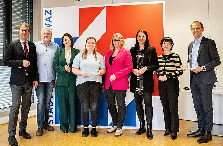 V. li. Martin Wetscher (Vizepräsident Wirtschaftskammer Tirol), Peter Huber (Lehrlingsausbilder Stadtwerke Schwaz), Arbeits- und Jugendlandesrätin Astrid Mair, „Lehrling des Monats April 2023“ Daniela Rissbacher, Marion Wex (Bgm Buch), Victoria Weber (Bgm Schwaz), Verena Steinlechner-Graziadei (Vizepräsidentin Arbeiterkammer Tirol) und Karl Heinz Greil (Geschäftsführer Stadtwerke Schwaz) bei der Lehrlingsauszeichnung.  