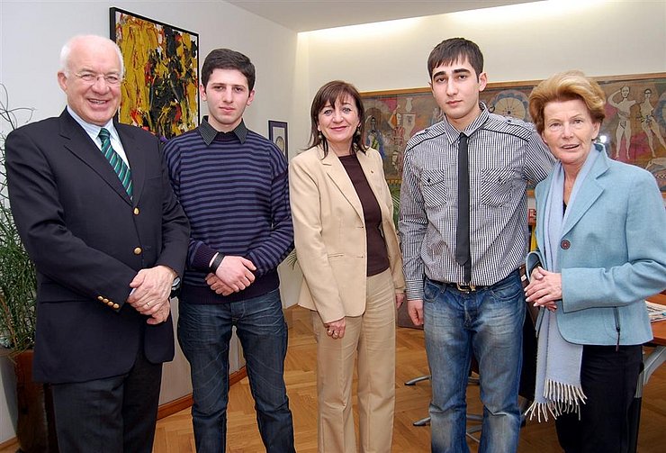 Bild (v.l.) LTP van Staa, Bildungslandesrätin Palfrader und Bürgermeisterin Zach mit den beiden Studenten aus Tbilisi