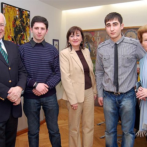Bild (v.l.) LTP van Staa, Bildungslandesrätin Palfrader und Bürgermeisterin Zach mit den beiden Studenten aus Tbilisi