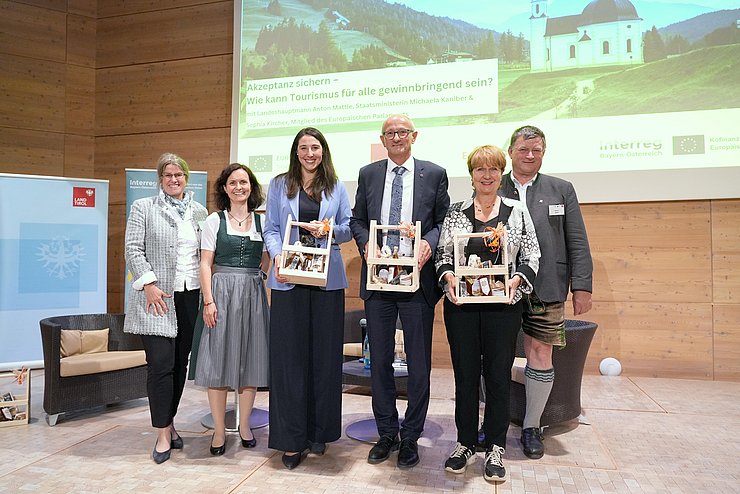 Von links: Andrea Neuner (Bürgermeisterin Seefeld in Tirol), Sabrina Blandau (Geschäftsführerin der Euregio ZWK), Sophia Kircher (Tiroler Abgeordnete zum Europäischen Parlament), Anton Mattle (Landeshauptmann von Tirol), Marion Appold (Leitende Ministerialrätin) und Anton Speer (Präsident der Euregio ZWK, Landrat Landkreis Garmisch-Partenkirchen).