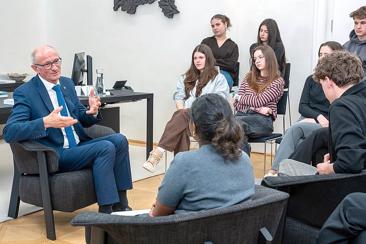 © Land Tirol/Jovanovic Personen im Gespräch