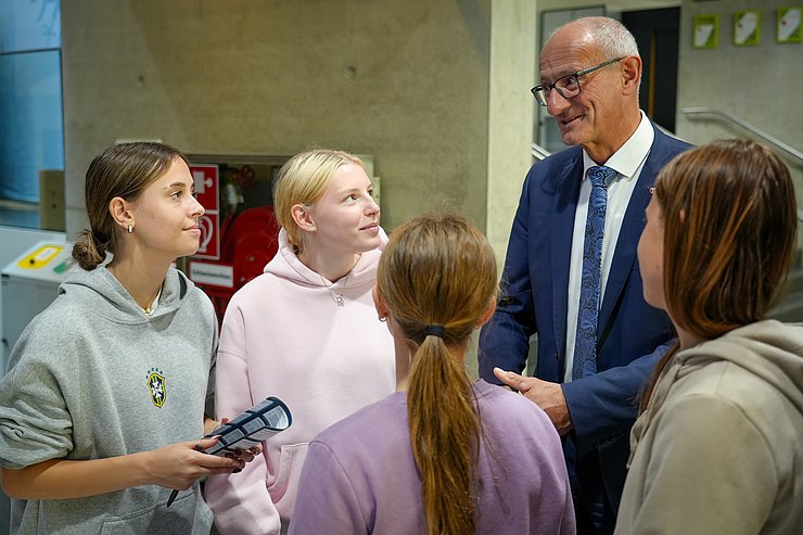 © Land Tirol/Saxl Schülerinnen im Austausch mit Landeshauptmann Anton Mattle.
