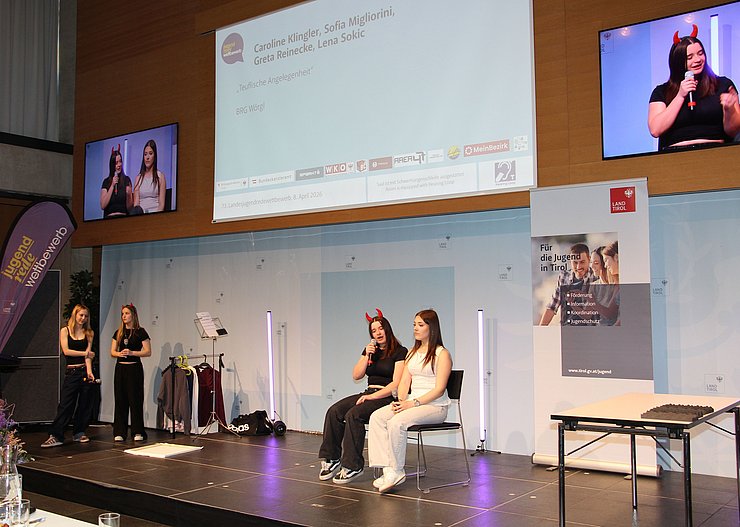 Jugendliche auf der Bühne