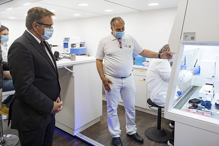 Landeshauptmann Günther Platter und Ralf Herwig warfen einen Tag vor dem Start der LAB TRUCKs einen Blick auf die die modernste Labortechnik.