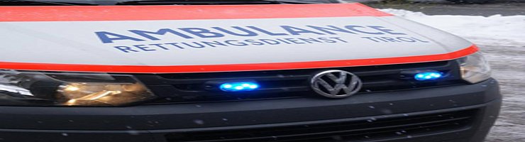 Einsatzfahrzeug Rettungsdienst Tirol mit Blaulicht