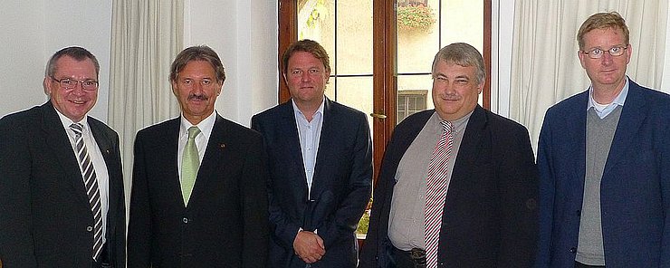 © Land Tirol (Von li nach re) LR Johannes Tratter informierte gemeinsam mit Bgm Hans Lintner und den Landesexperten Robert Ortner (Leiter SG Raumordnung), Peter Hollmann (Vorstand Abteilung Bau- und Raumordnungsrecht) und Martin Mitter (Datenverarbeitung Tirol DVT) ü