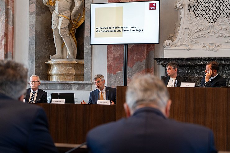 ...sowie Martin Gradnitzer (2.v.li., BBT SE) und Bernhard Knapp (1.v.li., Abt Verkehrsrecht) aus.