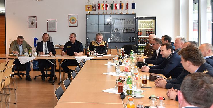 LHStv Josef Geisler in Beratungsgesprächen mit kroatischen Politikern und Feuerwehroffizieren zu einem geplanten Bau einer Feuerwehrschule in Kroatien nach Tiroler Vorbild. 