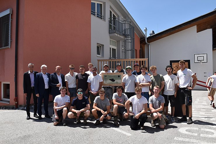 Gruppenfoto vor Holzkonstruktion