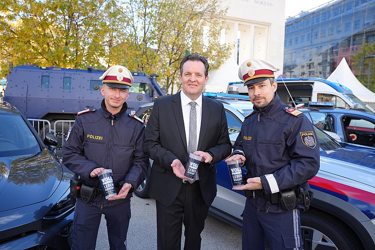 Zumtobel und 2 Polizisten