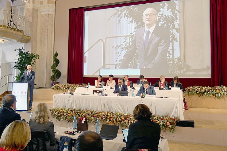 Vize-LTP Toni Mattle stellt den Tiroler Leitantrag zu grenzüberschreitendem Naturgefahrenmanagement vor.