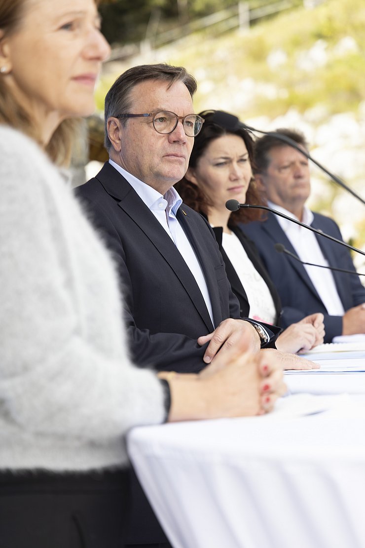 LRin Leja, LH Platter, LHStvin Felipe und Gemeindeverbandspräsident Schöpf an ihren Rednerpulten