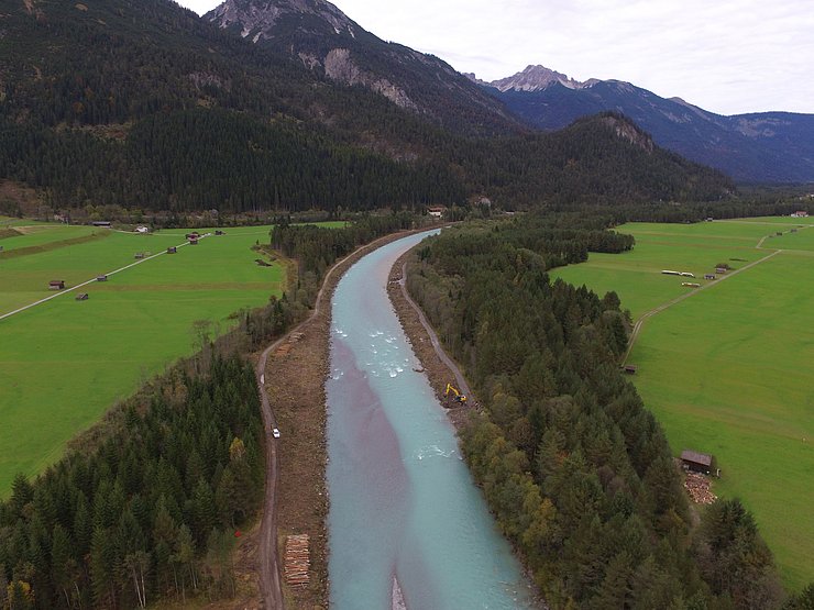 Nach den Rodungsarbeiten gut sichtbar: Die strenge Verbauung der beiden Uferseiten. In diesem Bereich erinnert der Lech an einen Kanal und nicht an einen  „Wildfluss Lech“ !