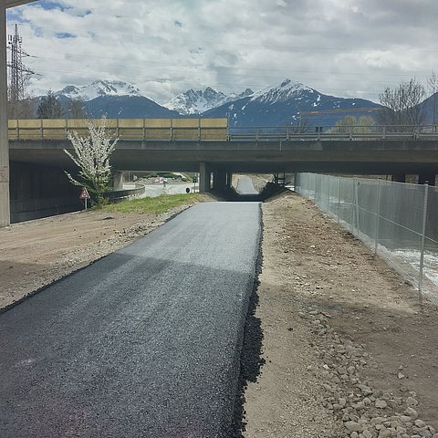 Radweg in Kematen entlang der Melach.