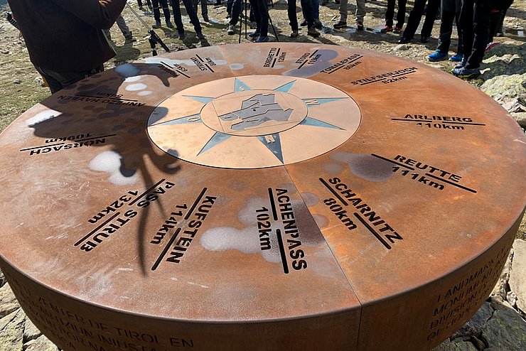 Der Markstein am Latzfonser Kreuz zeigt die Entfernungen zu den Außengrenzen des historischen Tirols und wurde u.a. von der Innsbrucker Glockengießerei Grassmayr realisiert.