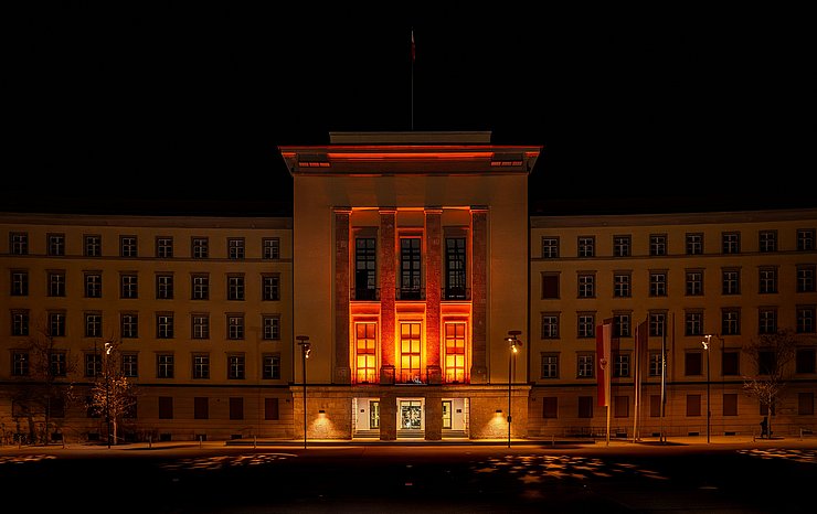 Vom 25. November bis 10. Dezember soll das orange Landhausportal PassantInnen zur Auseinandersetzung mit Gewalt gegen Frauen und Mädchen anregen.
