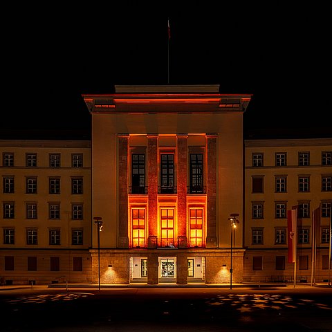 Die Fassade des Landhauses 1 wird 16 Tage lang jeden Abend orange beleuchtet.
