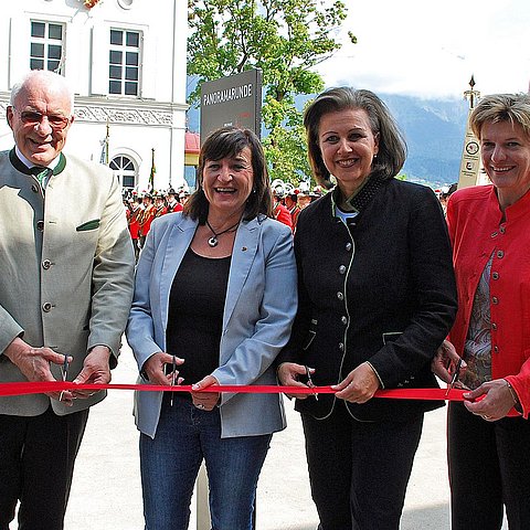 v.l. LTP Herwig van Staa, LRin Beate Palfrader, LRin Patrizia Zoller-Frischauf und Bgmin Christine Oppitz-Plörer beim Durchschneiden des Bandes