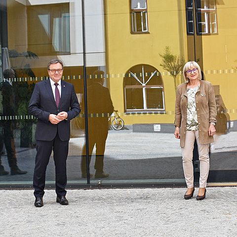LH Günther Platter und LRin Beate Palfrader freuen sich über den Start des neuen Technischen Gymnasiums Telfs. 