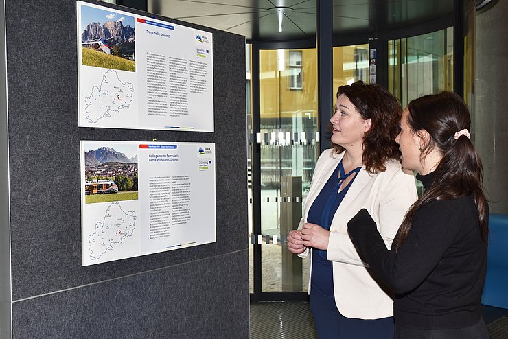 Felipe und andere Person beim Betrachten der Poster