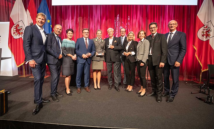 von links: Club Tirol-Präsident Julian Hadschieff, LHStv Josef Geisler, LTPin Sonja Ledl-Rossmann, LH Günther Platter, Lisa Hauser, Christoph Huber, Herbert Tilg (Laudator von Christoph Huber), BMin Klaudia Tanner, LRin Gabriele Fischer, Bundesratspräsident Peter Raggl, LR Anton Mattle.