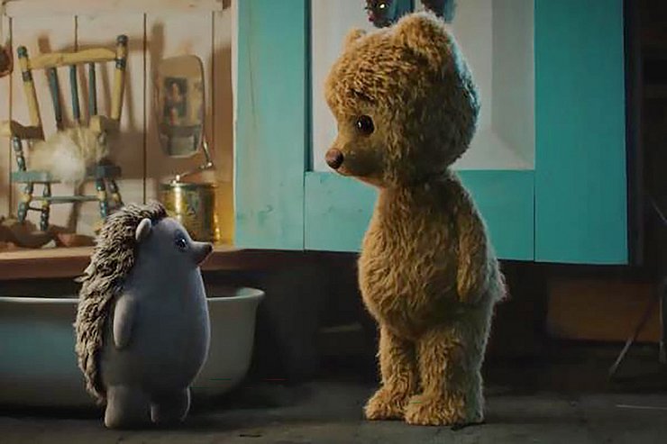 Der kuschlige Teddy spricht mit einem kleinen Igel.