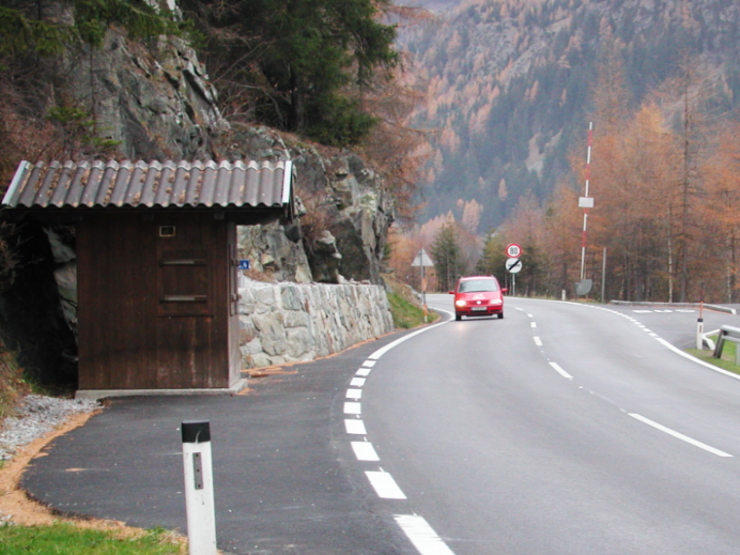Holzhütte neben einer Straße 