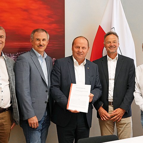 Mehrere Menschen posieren für ein Gruppenbild.
