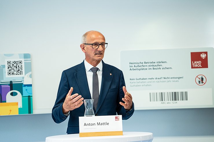 © Land Tirol/Fitsch Mann mit Brille an einem Rede-Pult
