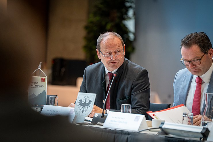 © Land Tirol/Neuner Landeshauptmann-Stellvertreter Geisler sitz an Besprechungstafel
