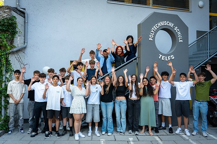 © Land Tirol/Schallhart Gruppenfoto einer Schulklasse im Freien, nur halten alle die Hände in die Höhe.