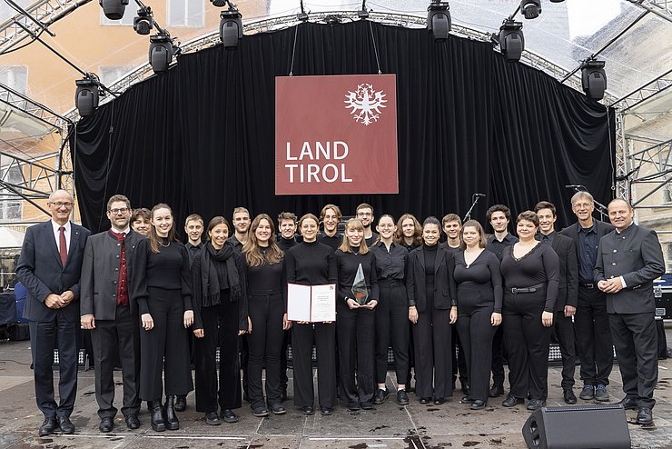 LH Anton Mattle (1.v.li.) und LHStv Josef Geisler (1.v.re.) gratulierten auch dem Sieger des Landespreises für Chöre: dem Kammerchor des Musikgymnasiums Innsbruck.