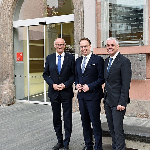 Gruppenfoto Mattle, Singer und Kirchmair vor der BH Innsbruck